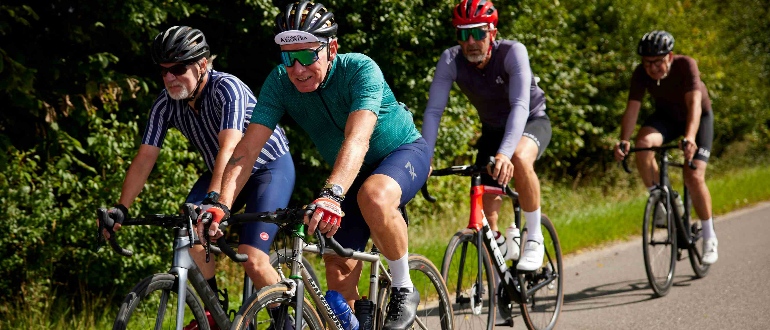 Mænd cykler på landevejscykel og ser motiverede ud