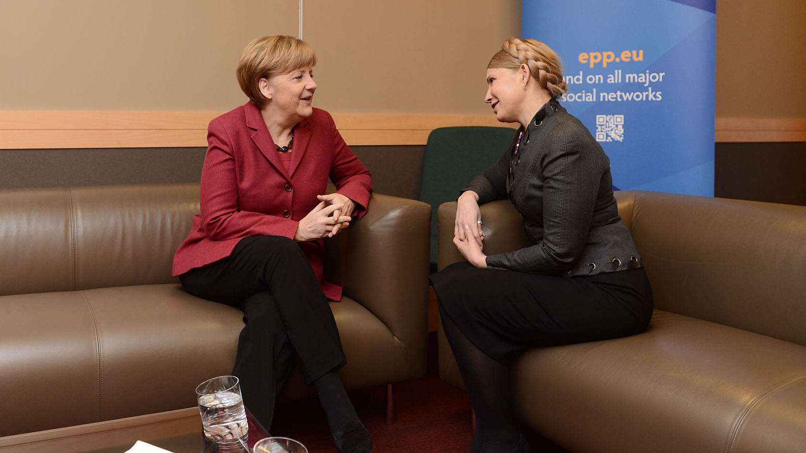 Angela Merkel and Julija Tymoschenko talking