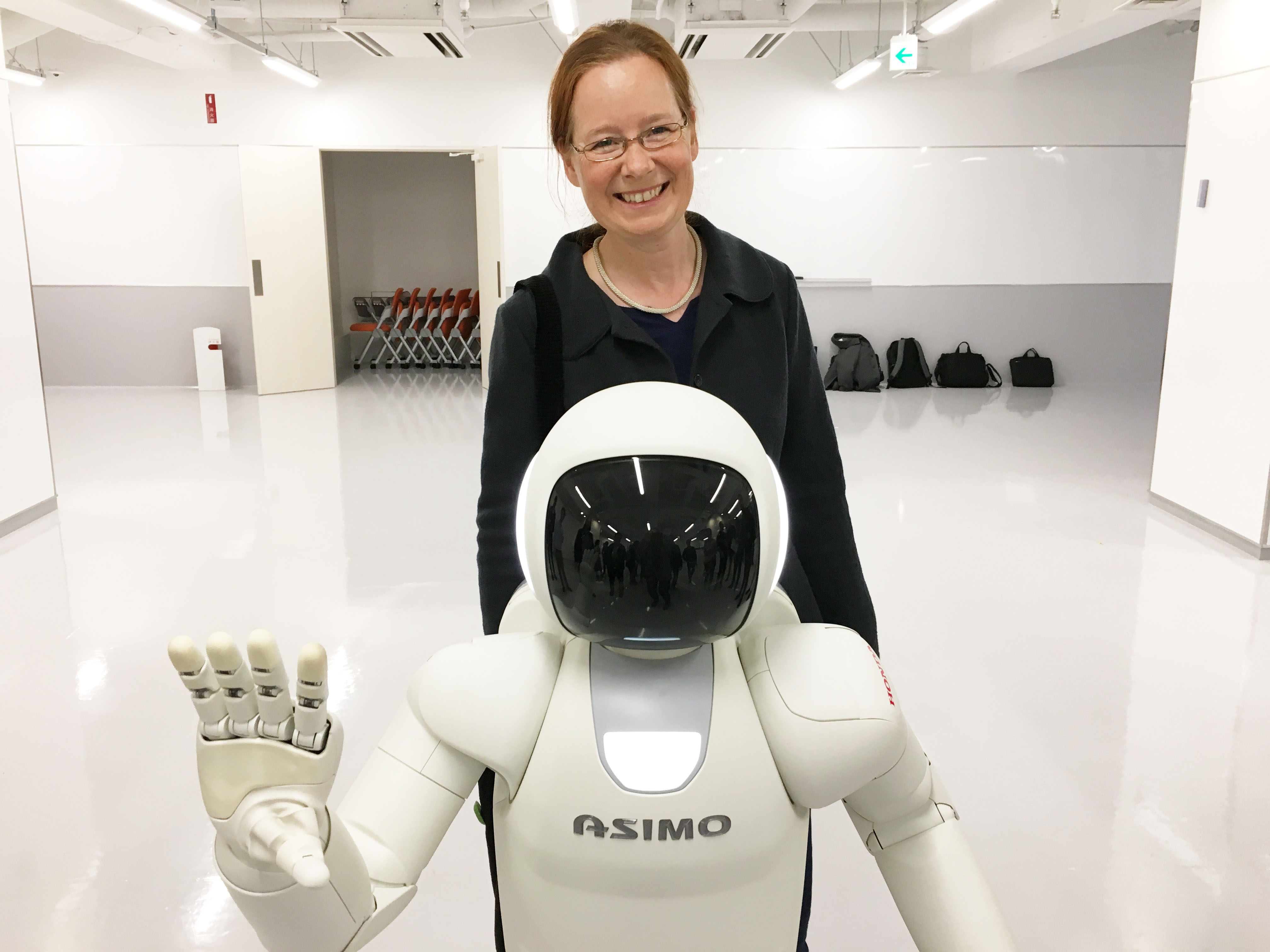 During a study trip to Tokyo: Kerstin Fischer and ASIMO, a humanoid robot by Honda.