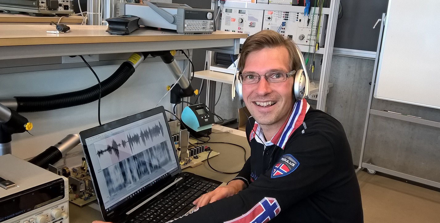 Oliver Niebuhr working in the language lab, conducting an acoustic analysis of a recorded speech signal.