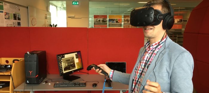 Oliver Niebuhr using VR-Goggles to simulate a larger audience.