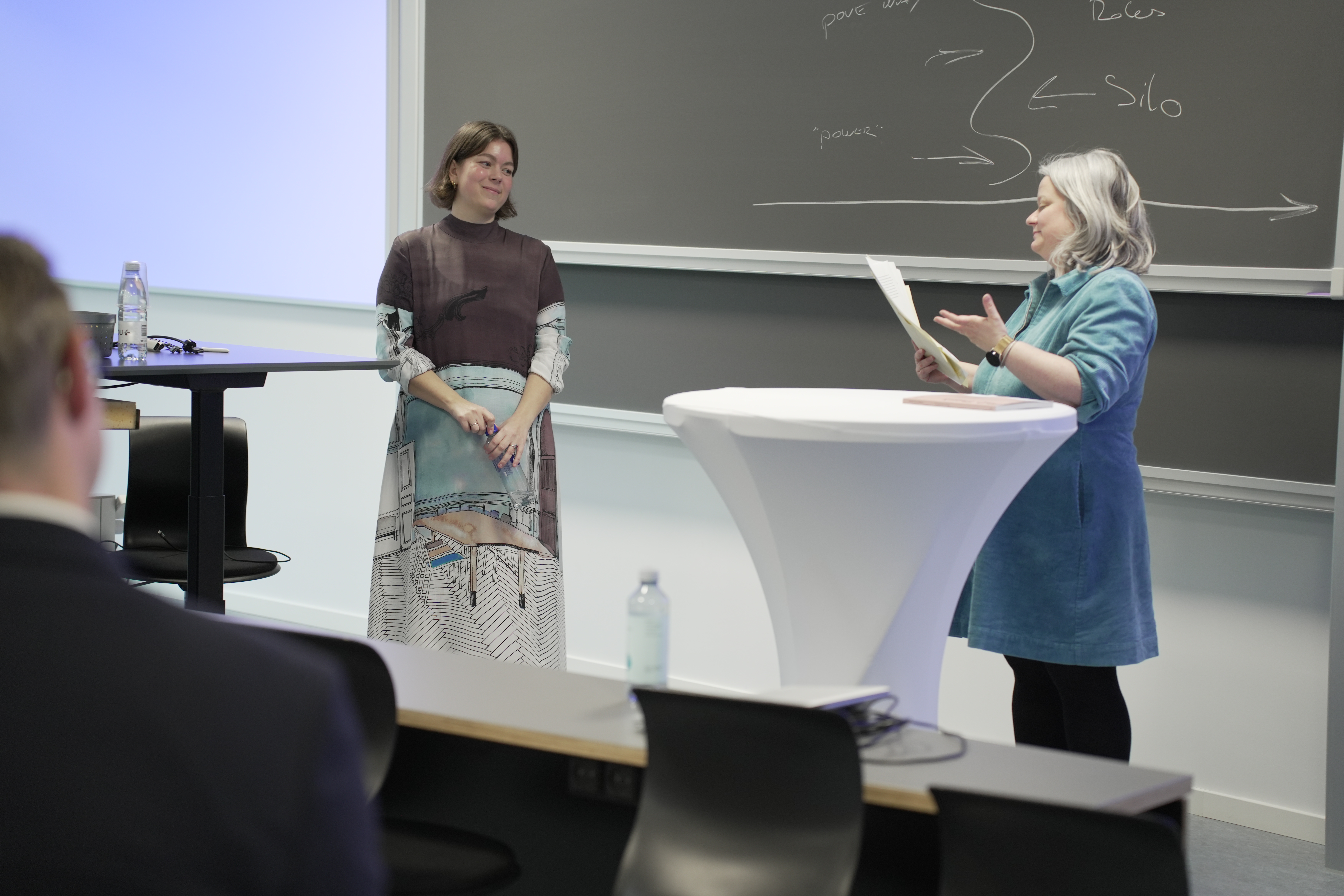 Karoline Duus Lindegaard får overrakt sin ph.d-grad af forperson for bedømmelsesudvalget, Barbara Fersch