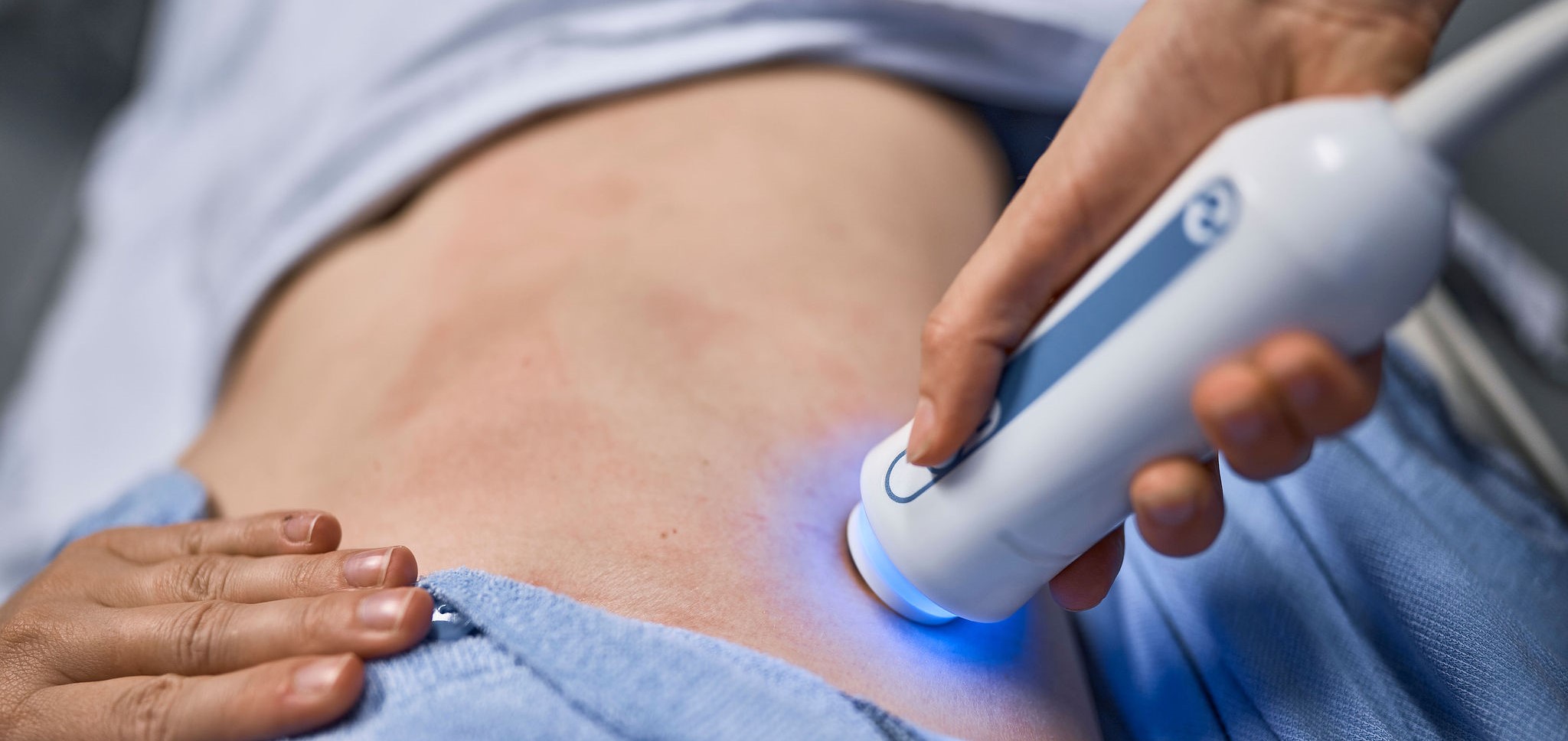 Billede af en der bliver fibroskannet