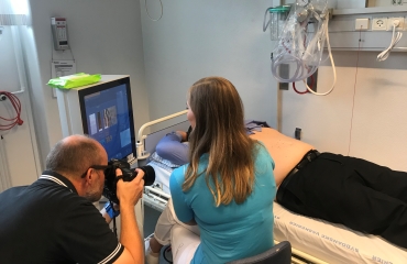 Stine scanner Christian, som deltog i reportagen fra Sund i Syd