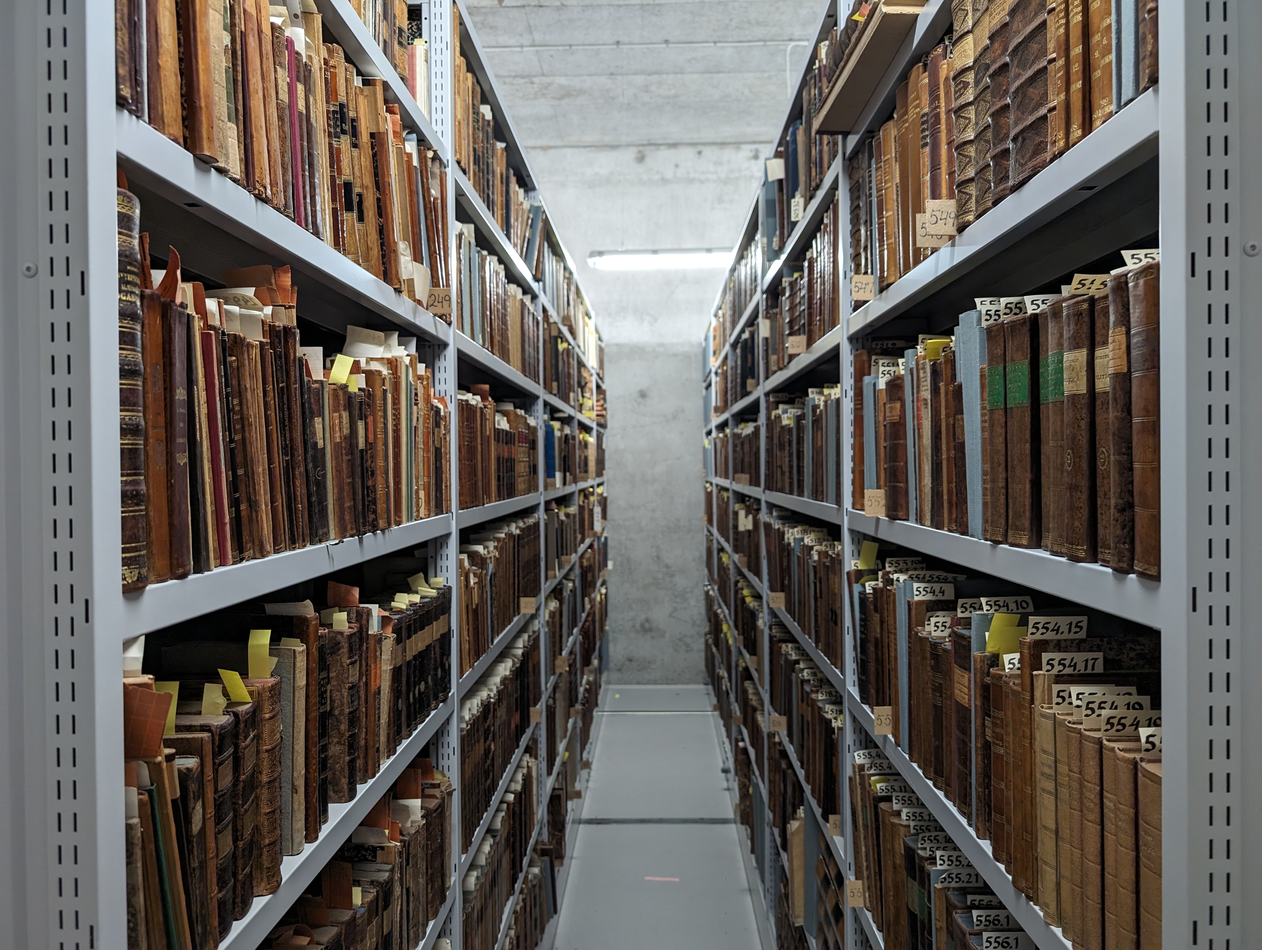 Reoler med bøger fra Herlufsholm Skoles Bogsamling