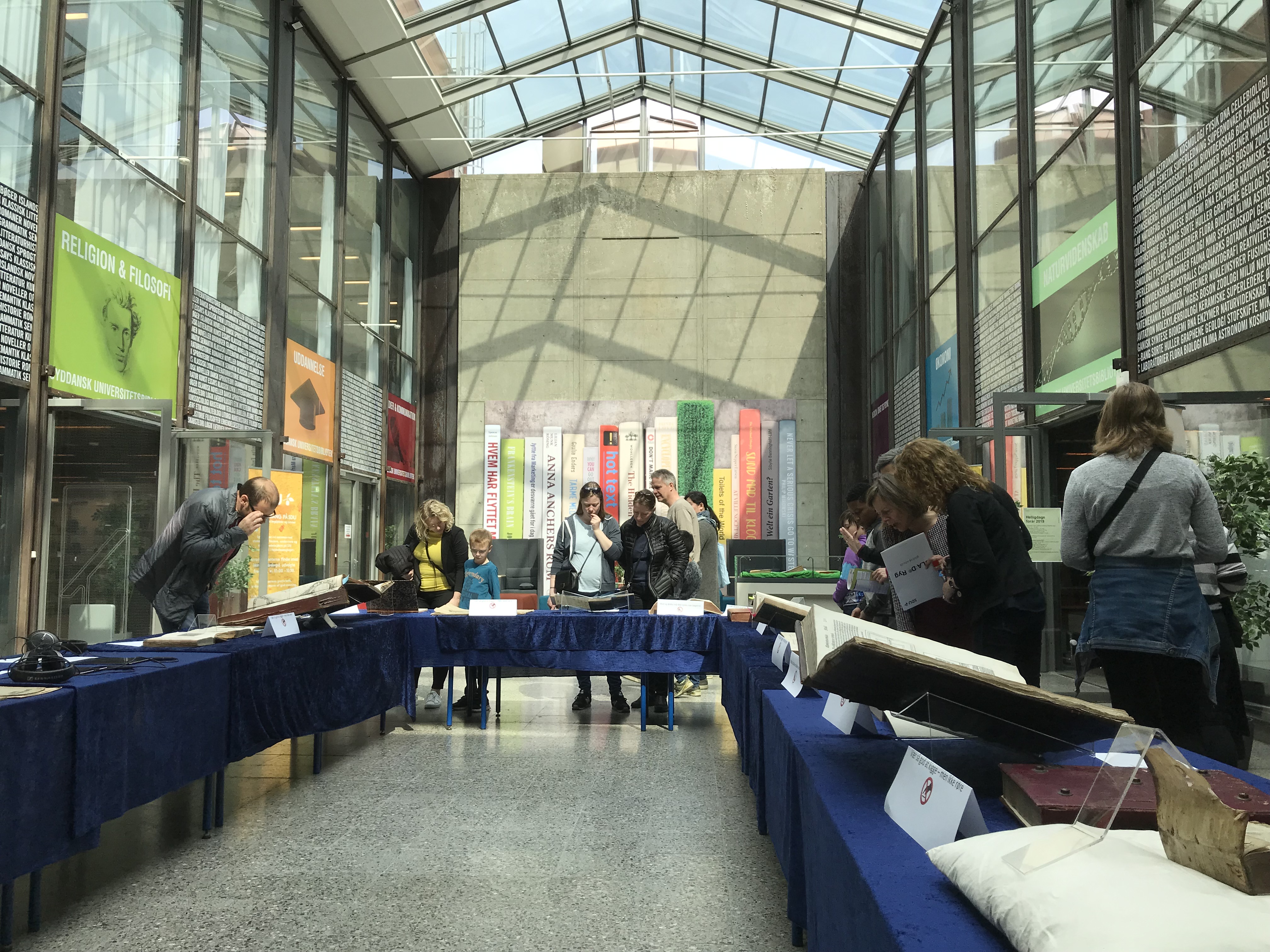 Fremvisning af verker foran SDU bibliotek