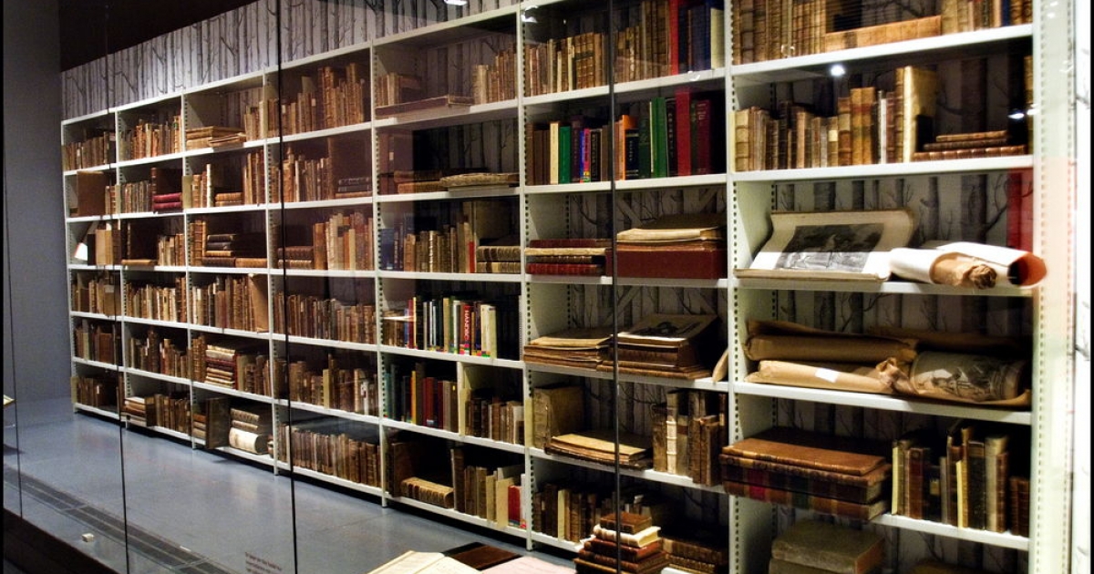 Bogreol med gamle værker