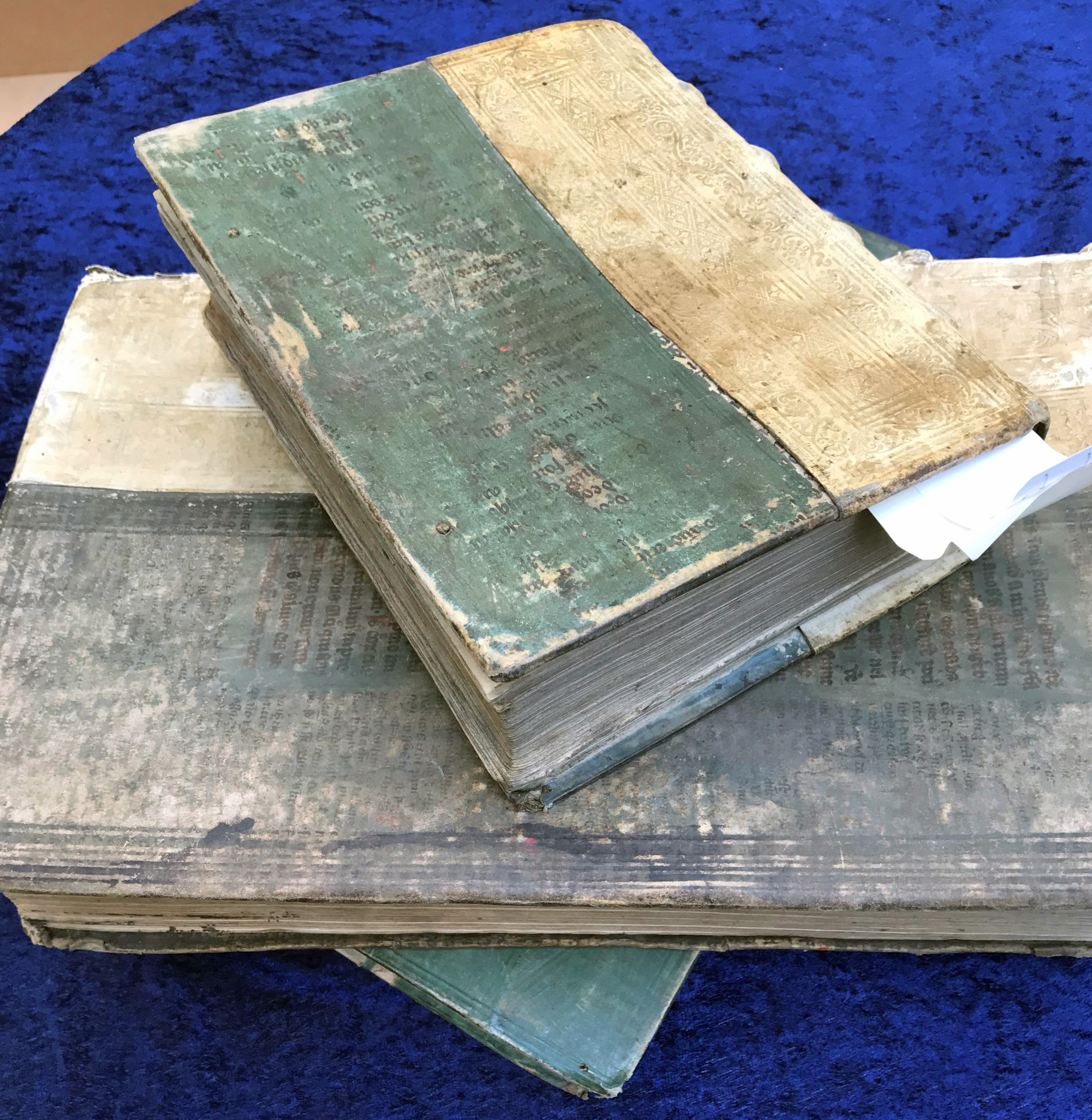 Tre Gamle bøger stablet