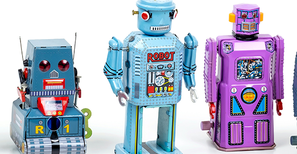 Billede af små retro-legetøjsrobotter i forskellige former og farver.