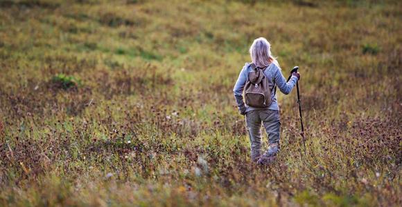 Kvinde, der vandrer i naturen