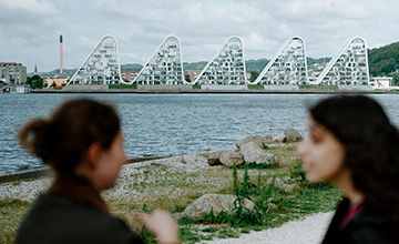 students in front of iconic building "Bølgen" in Vejle