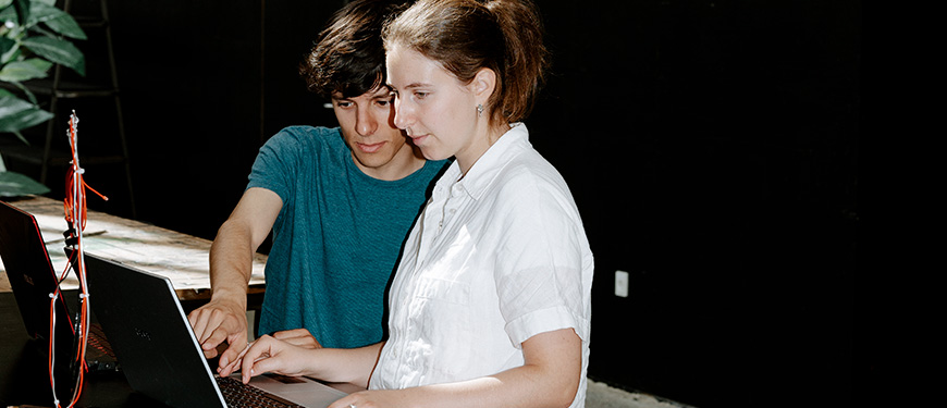 Studerende der arbejder på computer