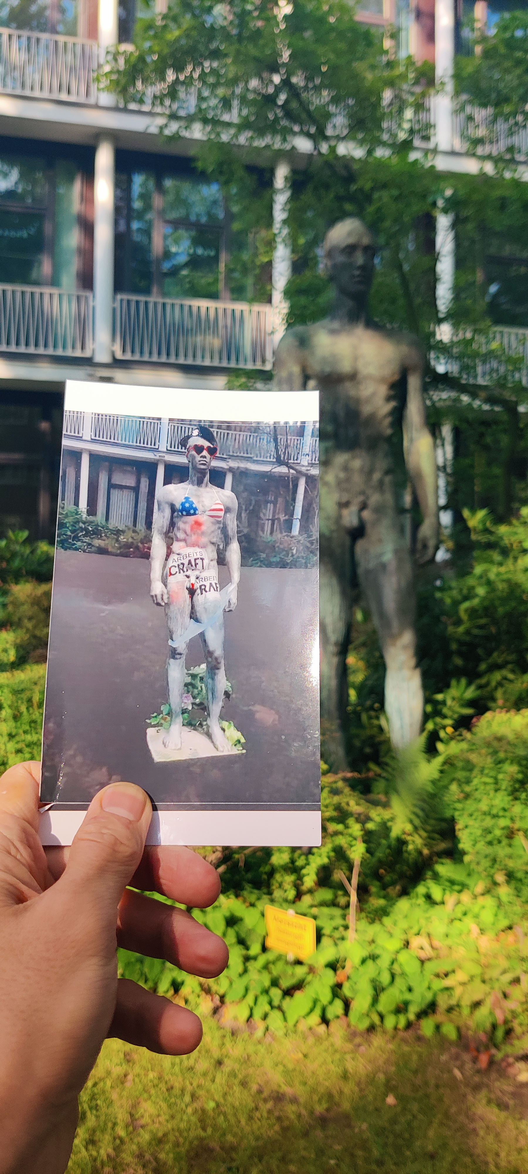 Stehender Jüngling by formerly “Gottbegnadaten” artist Georg Kolbe (1938/1952) - Düsseldorf Golzheim and the version intervened by Antimonument Extended VR program Antimonument Extended 2023