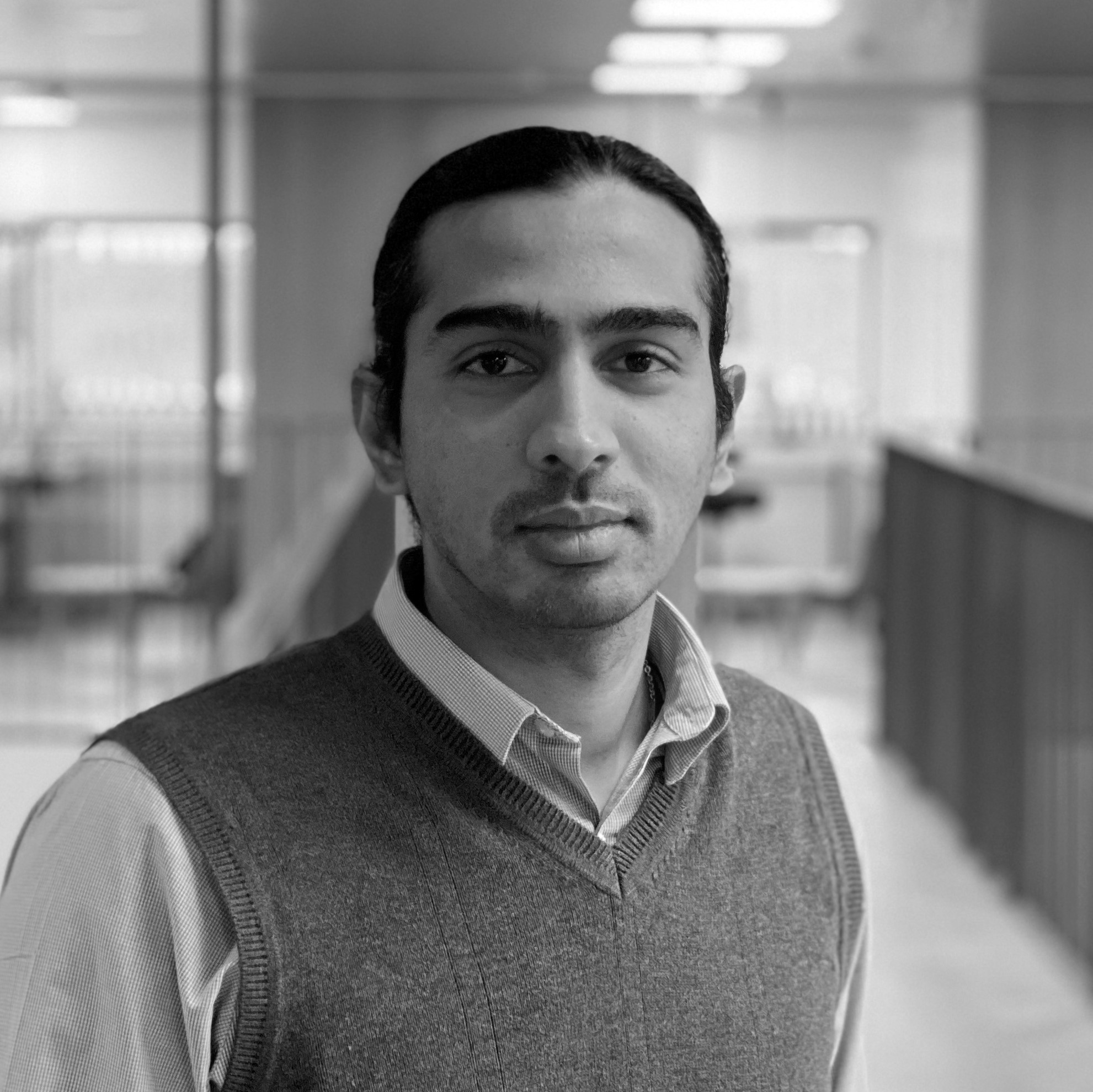Sort og hvidt portræt af Kedar Natarajan