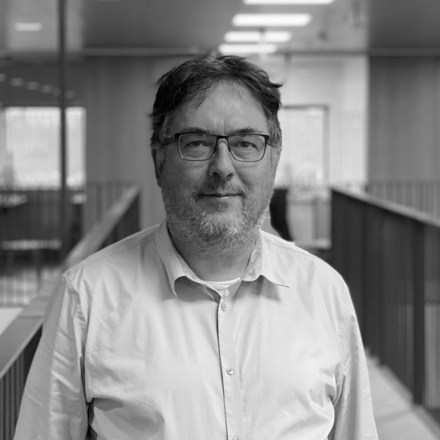 Sort og hvidt portræt af Klaus Petersen