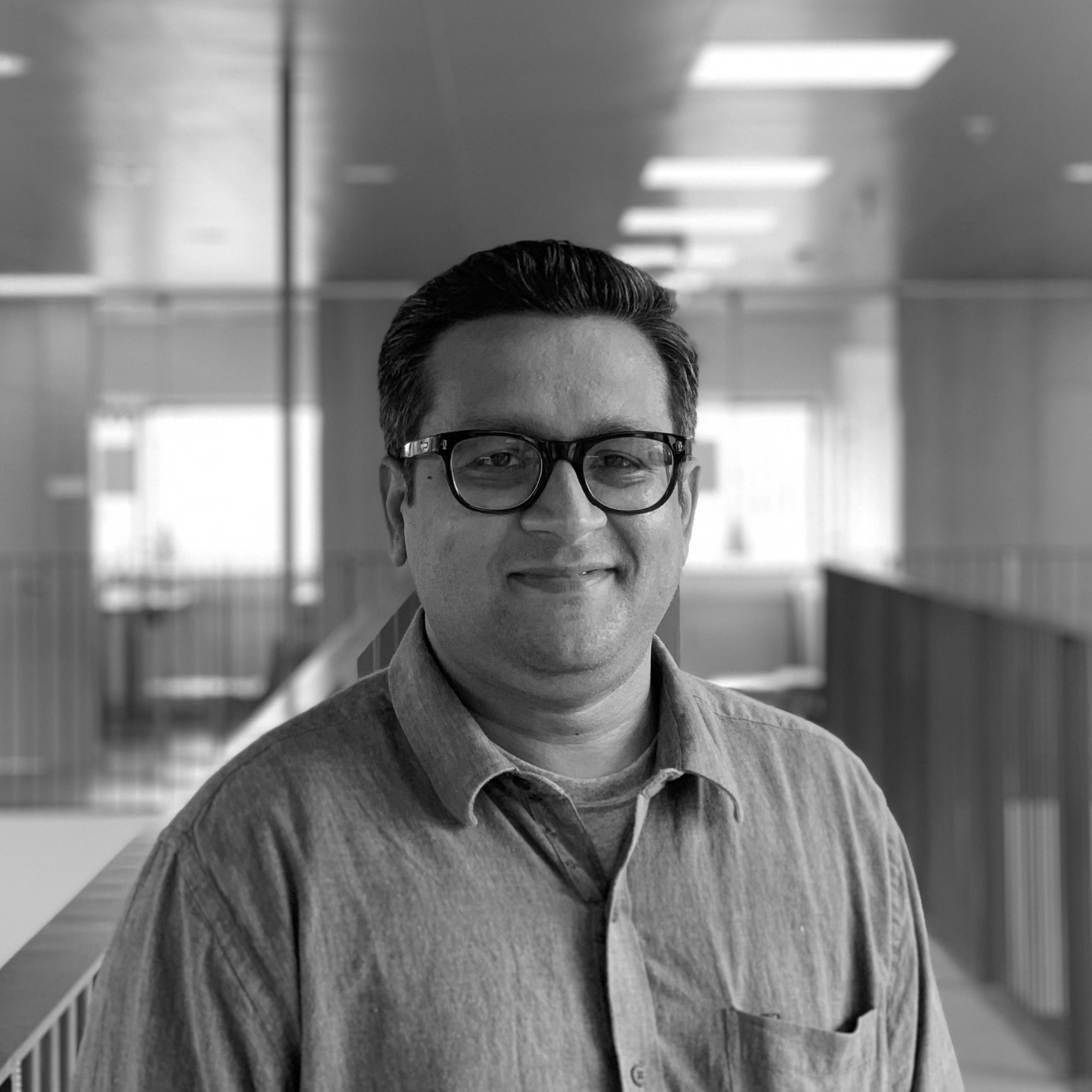 Sort og hvidt portræt af Shriram Venkatraman