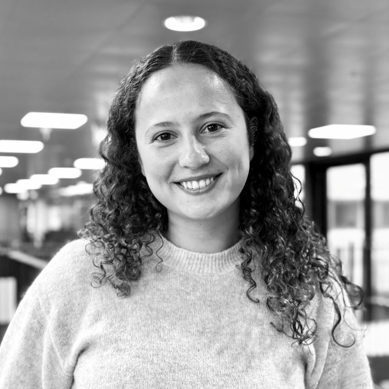 Portræt i sort/hvid af Olivia Skovbjerg