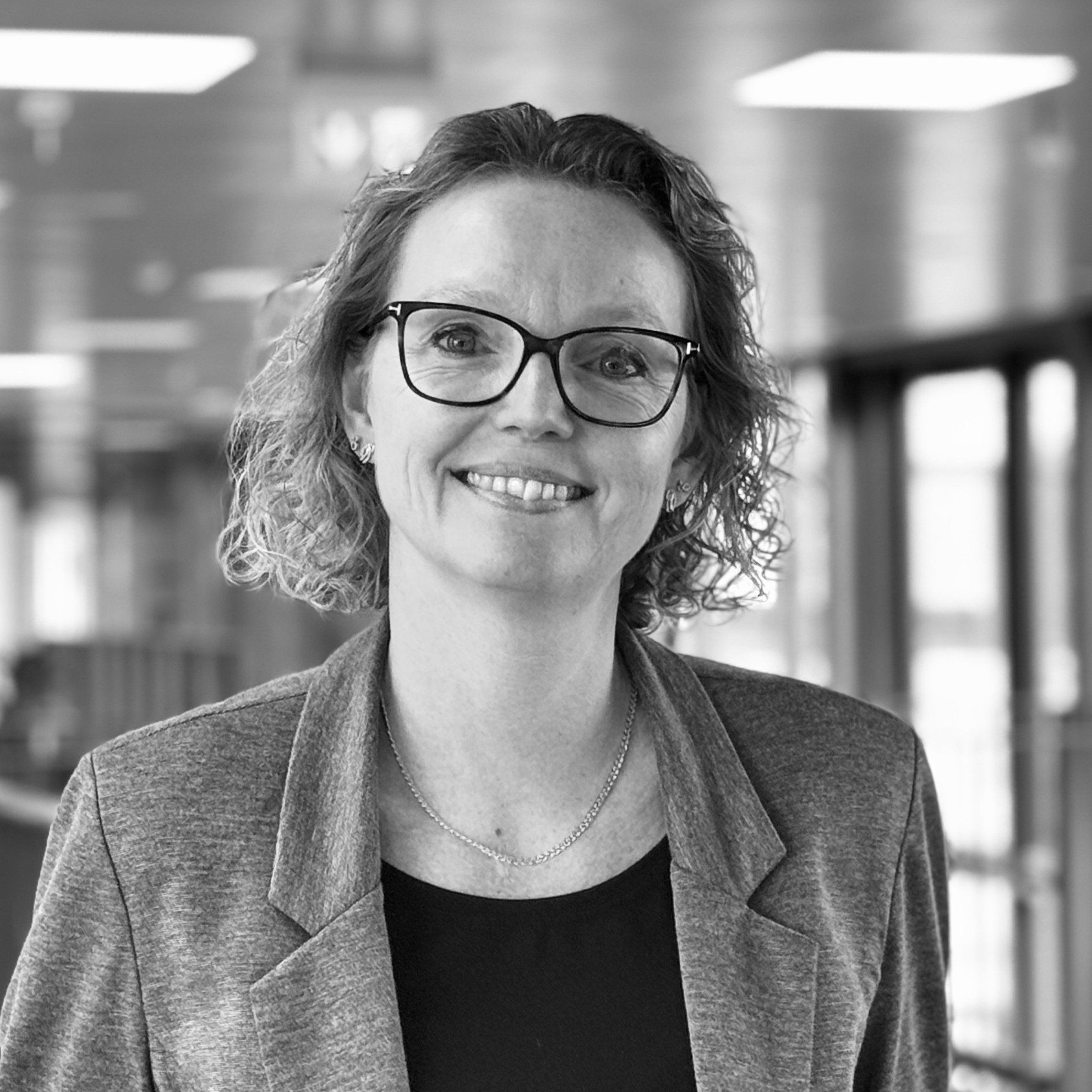 Portræt i sort/hvid af Sussi Schmidt