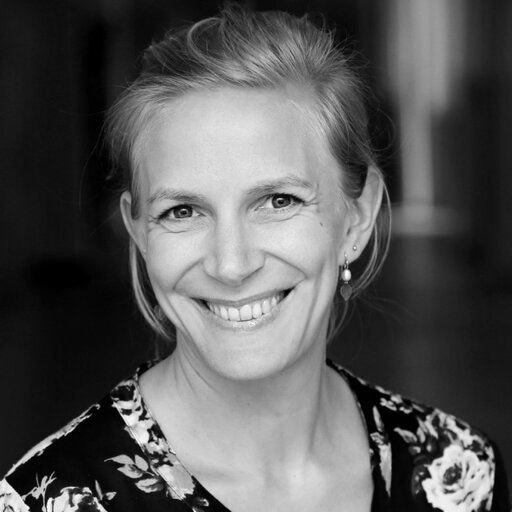 Portræt af Ingeborg Farver Vestergaard, visiting fellow hos DIAS i Odense, smilende og iført blomstret bluse.