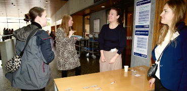 Dorte Moeskær Larsen tager imod deltagere i LabSTEM-konferencen 2025
