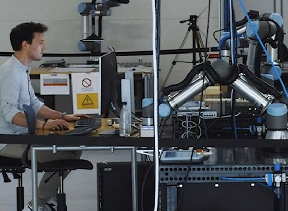 Forsker arbejder med robot