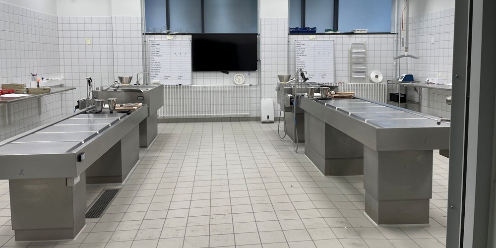 Med retsmedicineren på arbejde