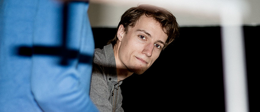 Studerende, der kigger mod kameraet