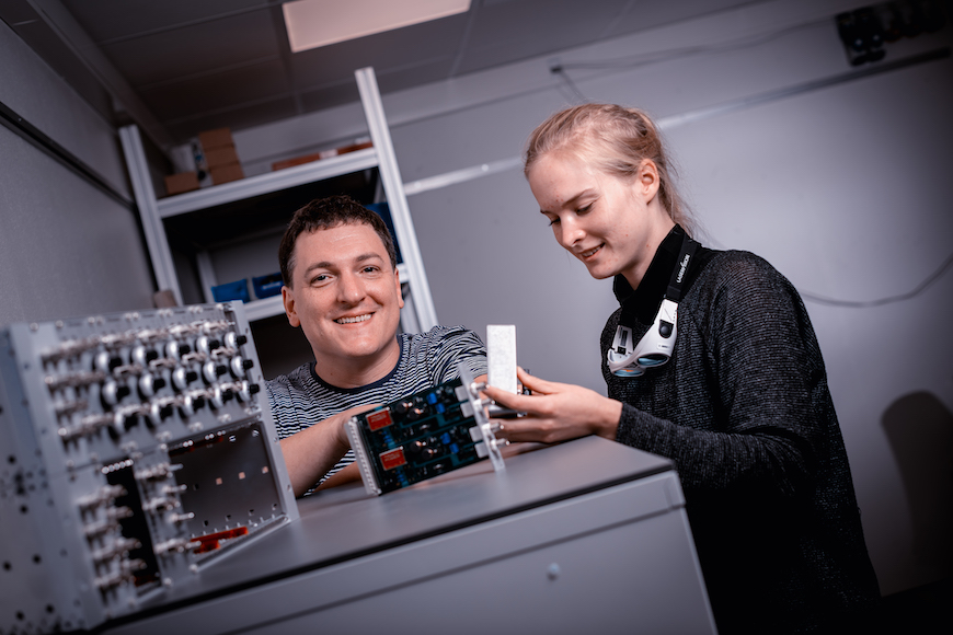 Professor og studerende med eksperimentelt udstyr