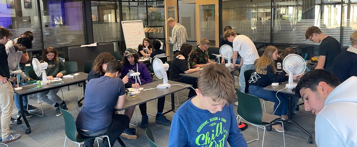 Elever arbejder i workshop om vindmøller på Fysikcamp november 2024