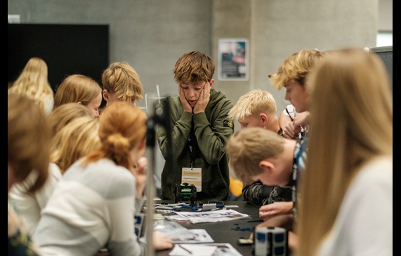 Elever til ungdomsrumkonference