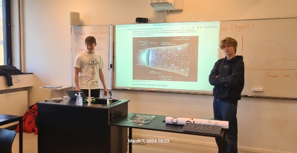 To elever præsenterer deres arbejde fra dagens workshop i Fysikklubben på Svendborg Gymnasium