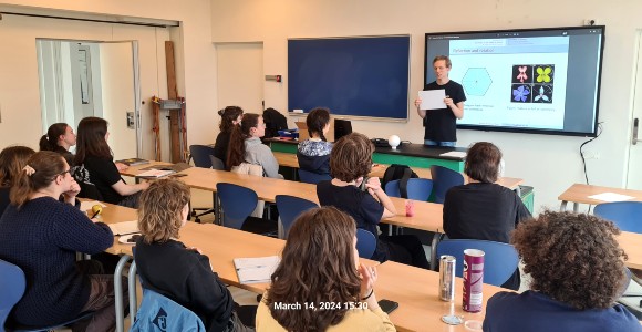 Mattias Ermakov Thing underviser på workshop i Fysikklub Nyborg Gymnasium