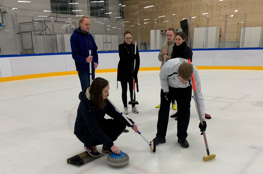 Trine curling lesson foto