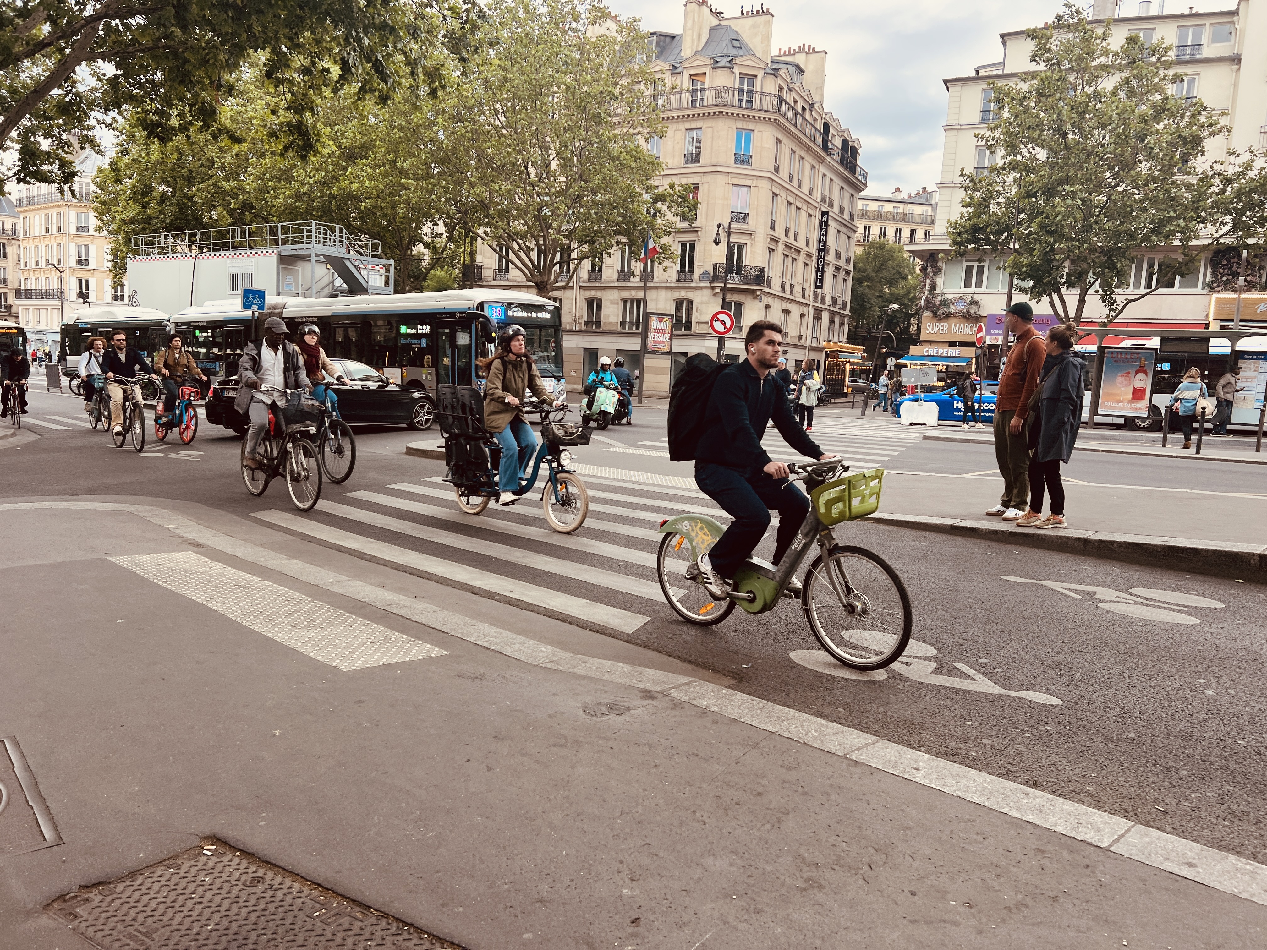billede fra paris med vejer og cykler