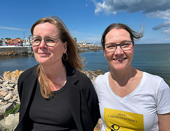 Professor Anne-Marie Søndergaard Christensen og professor Tanya Karoli Christensen ved molen i Allinge