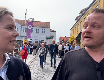 Lektor Kasper Grotle Rasmussen bliver interviewet af Winnie Laursen på gade i Allinge