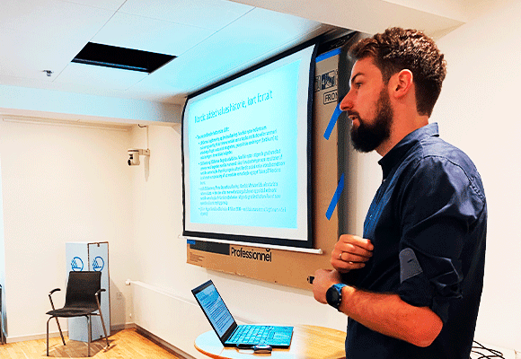 Gæsteforsker Frederik Ørskov fra Nordic Humanities Center holder en præsentation.