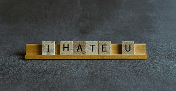 “I hate you” skrevet med brikker.