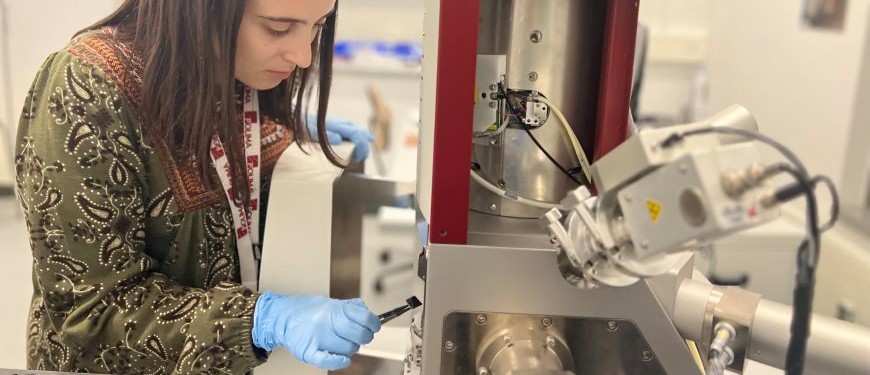 Catarina Ferreira in Cathodoluminescence Laboratory