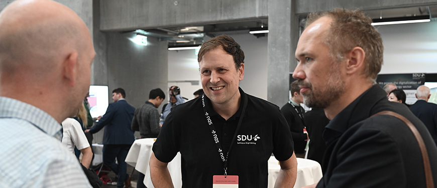 Mikkel Baun Kjærgaard i samtale med samarbejdspartnere