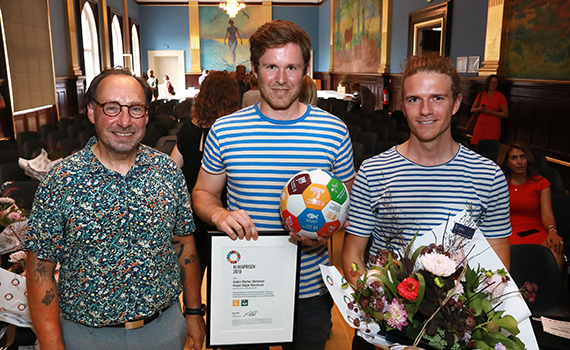 Peer Locher og vinderne af klimaprisen Kasper Dalgas Rasmussen og Anders Winter Mortensen, SDU.