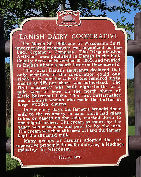 Billede af et skilt, som på engelsk beskriver oprettelsen af en af de første danske mejeriforeninger i USA.