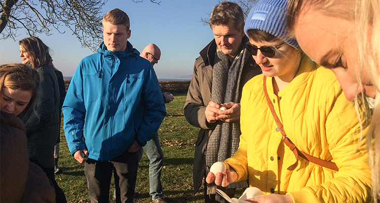 Hackaton ved lejrskolen Pinnebergheim. En større gruppe kreative hoveder hjælper med at analysere stedets potentialer.
