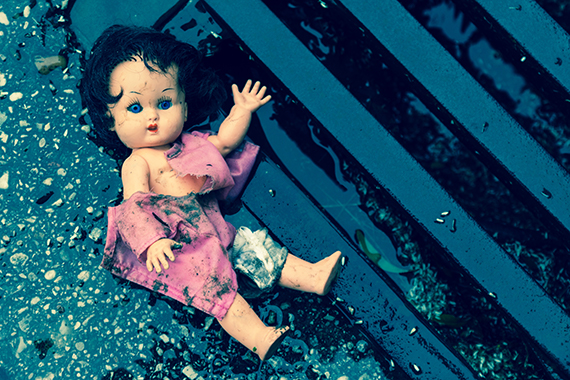 Ødelagt dukke efterladt udenfor i regnvejr
