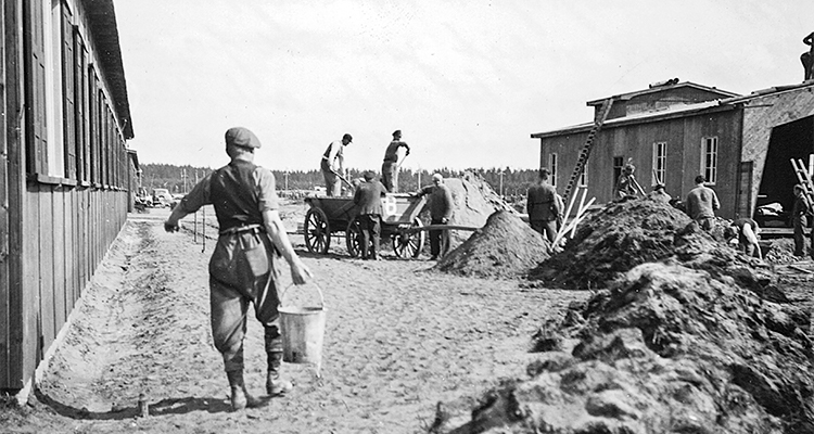 Indsatte på arbejde i Fårhuslejren.