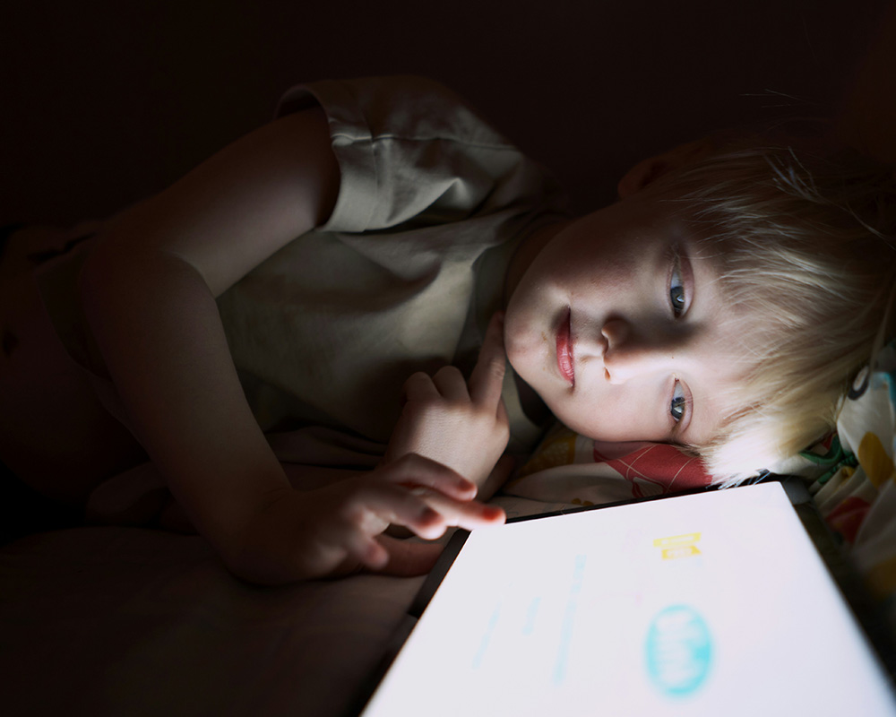 Barn med tablet
