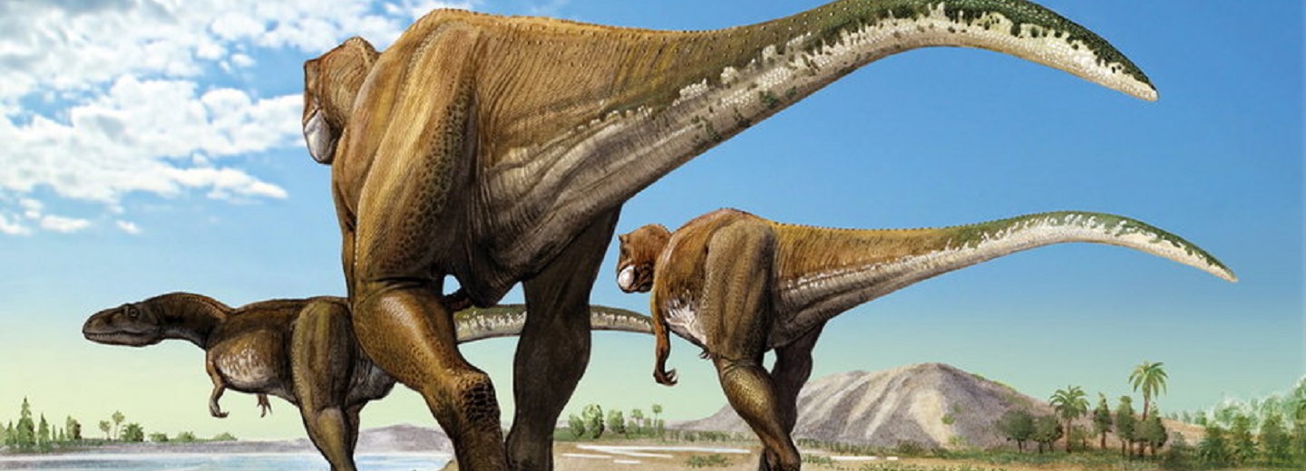 Tre store dinosaurer i et forhistorisk landskab med vand, træer, bakker og blå himmel.