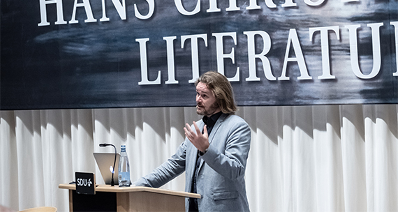 Billedet viser lektor Søren Frank under hans oplæg ved tildeling af H.C. Andersen Litteraturprisen 2018.