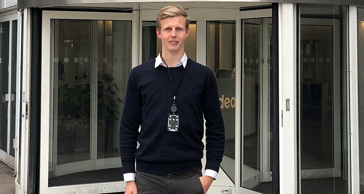 Billedet viser Jannik Sommerlund foran indgangspartiet til hans nye arbejdsplads.