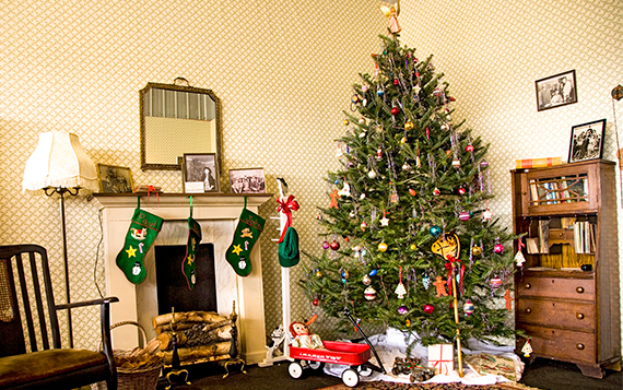 Billedet viser et pyntet juletræ i en stue.